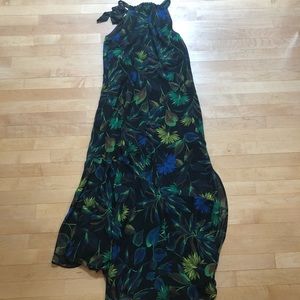 Long maxi dress with a bottom that flows out